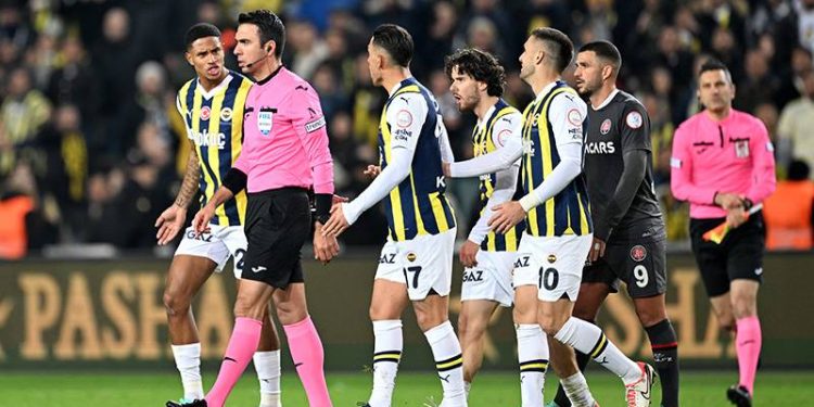 Fener'de bir santrfor vardı Göçek diye, köşeye bir taktı bitirdi; kimse kusura bakmasın, iğrenç bir olay