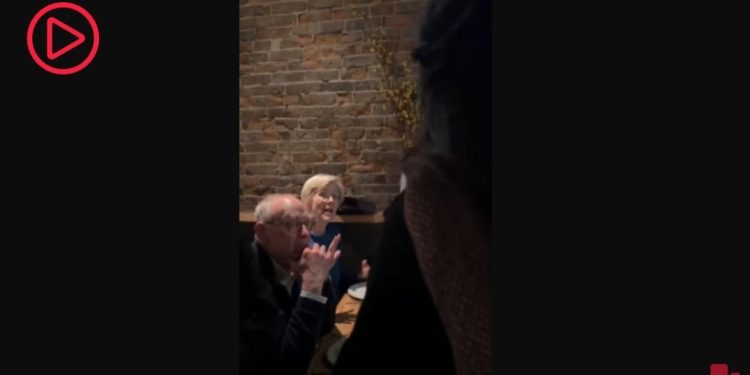 Filistinli kadın ABD'li Demokrat Senatör Warren'ı protesto etti: Ateşkes çağrısı için kaç kişinin ölmesi gerekiyor?