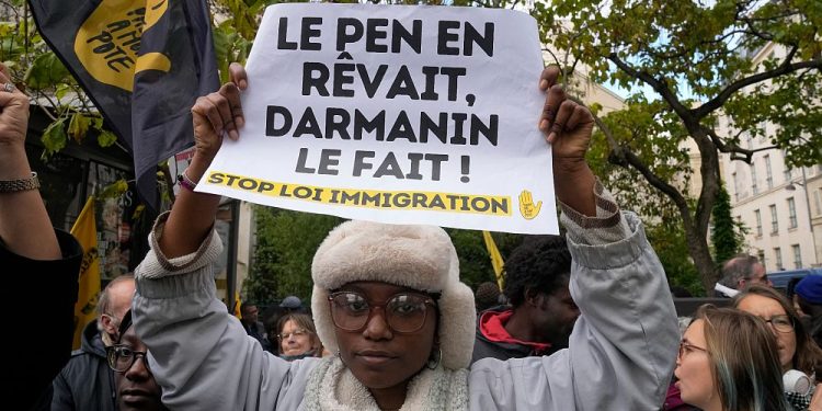 Fransız Senatosu göçmenlik yasalarını sertleştirecek tartışmalı tasarıyı görüşmeye başladı