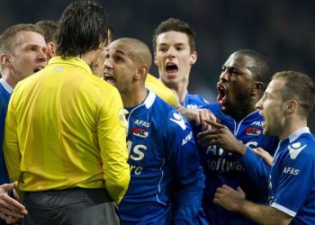 Futbola ragbi kuralı geliyor; hakeme itiraz eden oyuncuya 10 dakika kenarda bekleme cezası