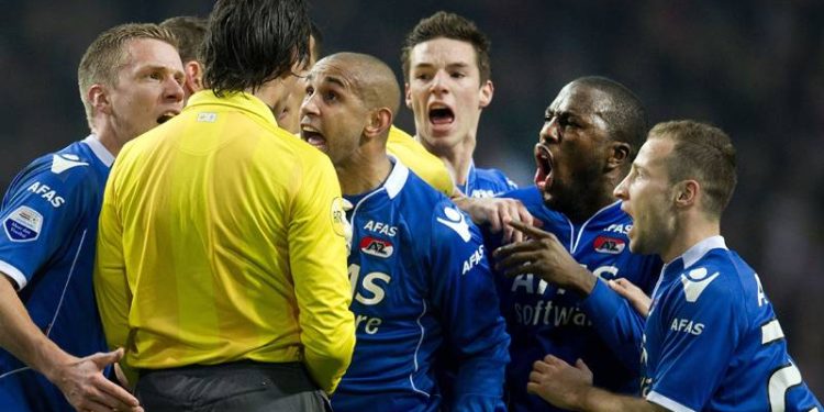 Futbola ragbi kuralı geliyor; hakeme itiraz eden oyuncuya 10 dakika kenarda bekleme cezası