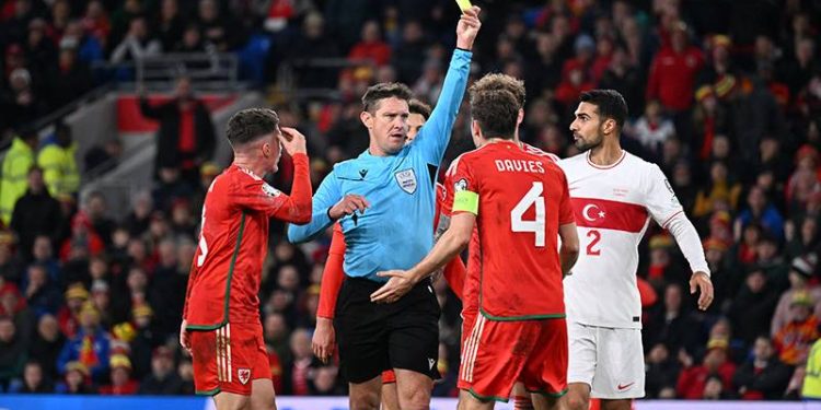 Galler cephesinden hakem tepkisi: Oldukça bilgisiz olduğunu söylemeliyim