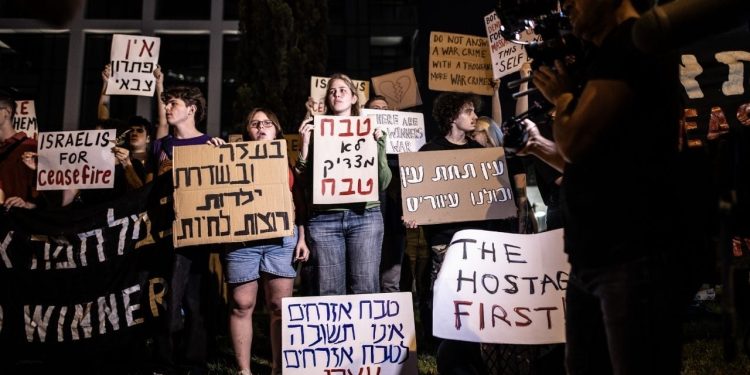 Gazze'de ateşkes isteyen İsrailliler, Tel Aviv'de eylem düzenledi: 'Rehineler serbest bırakılsın'