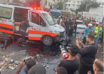Gazze’de hastane önünde ağır yaralıları taşıyan ambulansları vurdu