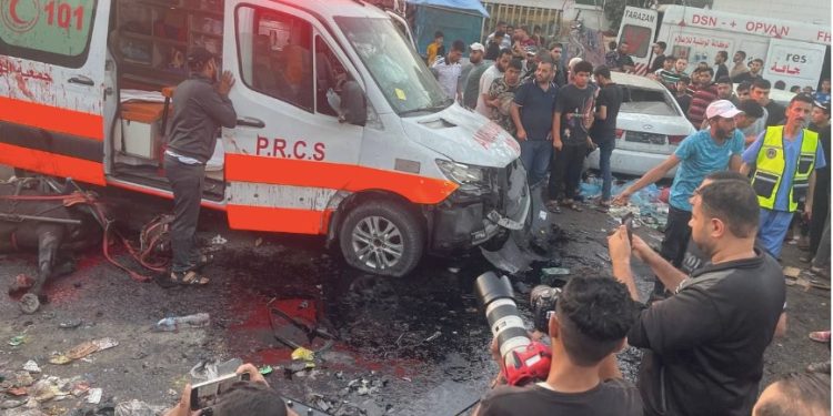 Gazze’de hastane önünde ağır yaralıları taşıyan ambulansları vurdu