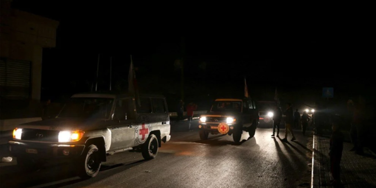 Gazze'de üçüncü takas başladı: Hamas, 17 rehineyi Kızılhaç'a teslim etti