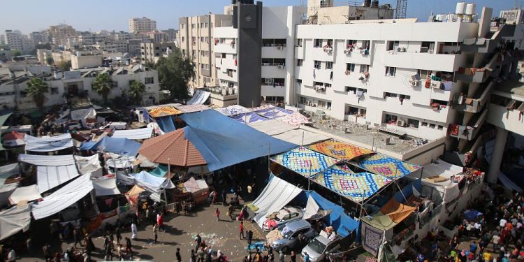 Gazze'deki Şifa Hastanesi'ne operasyon başlatan İsrail, Hamas'a teslim olması çağrısında bulundu