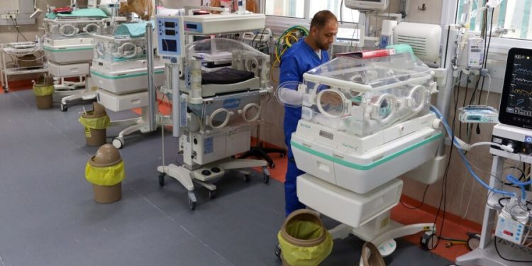 Gazze’deki Şifa Hastanesi’nin yakıtı tükendi; 39 bebek hayatını kaybetti