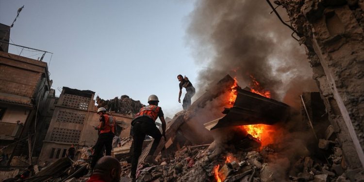 Gazze'deki çocuk hastanesinin girişi bombalandı