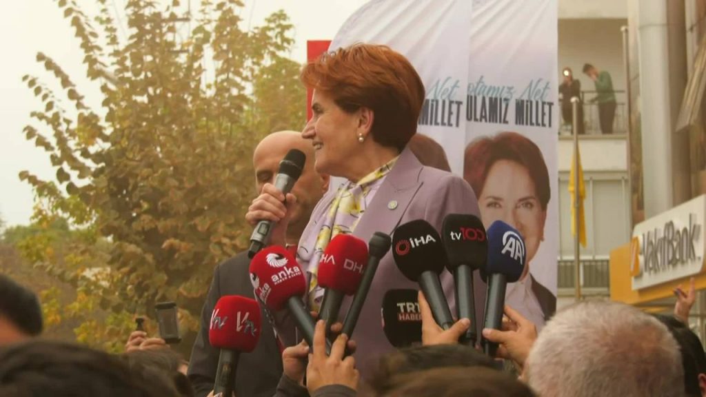 Gençleri dinleyen Akşener, iktidara yüklendi: Bu gençlerin ahı başta Sayın Erdoğan seni çarpar