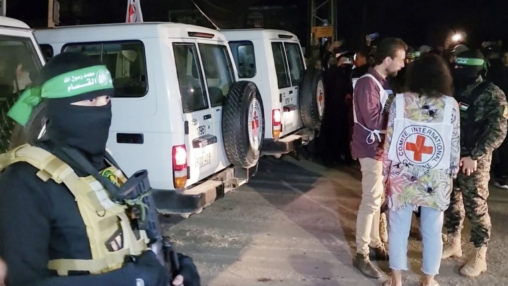 Hamas, 10'u İsrailli 12 rehineyi Kızılhaç'a teslim etti