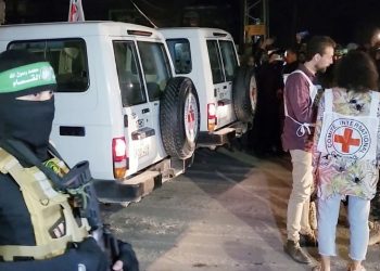 Hamas, 10'u İsrailli 12 rehineyi Kızılhaç'a teslim etti