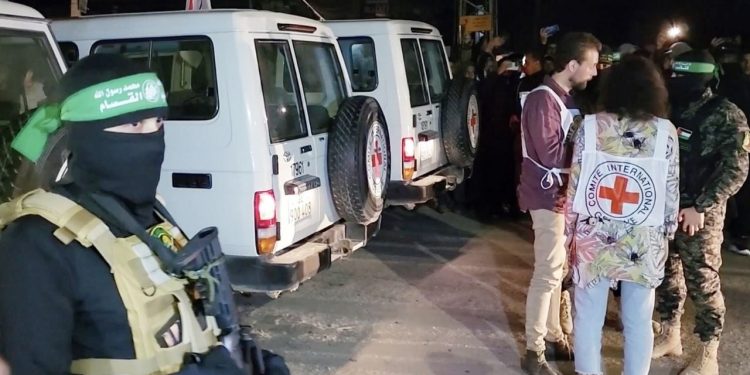 Hamas, 10'u İsrailli 12 rehineyi Kızılhaç'a teslim etti