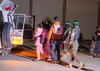 Hamas, 11 rehineyi Kızılhaç'a teslim etti