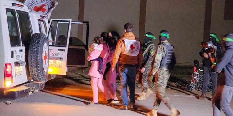 Hamas, 11 rehineyi Kızılhaç'a teslim etti