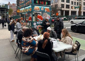 Hayatın her kesiminden New Yorklular, Müslüman karşıtı nefrete uğrayan büfecilerle dayanışmaya koştu