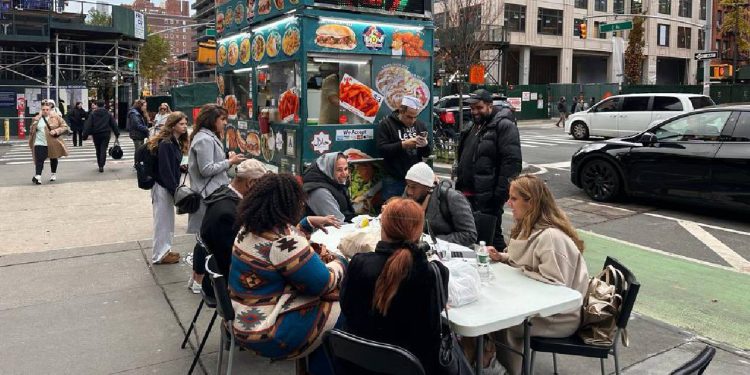 Hayatın her kesiminden New Yorklular, Müslüman karşıtı nefrete uğrayan büfecilerle dayanışmaya koştu