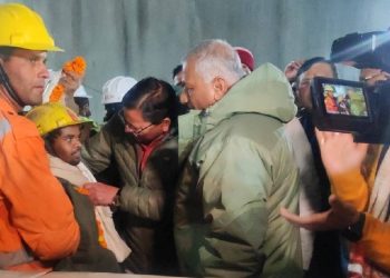 Hindistan'da makineler bozulunca 'sıçan deliği madencileri' imdada yetişti: Mahsur kalan işçiler kurtarıldı