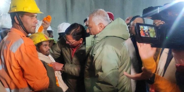 Hindistan'da makineler bozulunca 'sıçan deliği madencileri' imdada yetişti: Mahsur kalan işçiler kurtarıldı