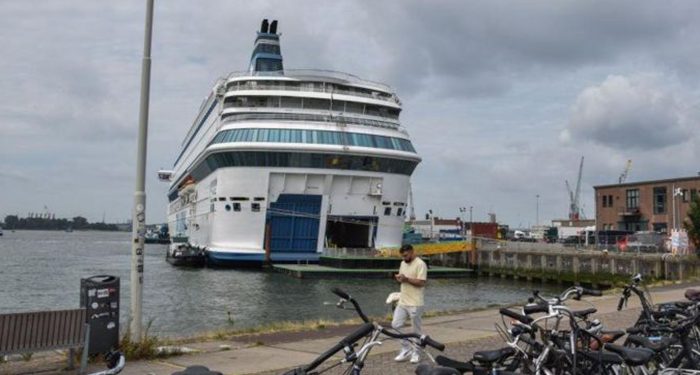 Hollanda iltica merkezi doldu; mülteciler yolcu gemilerine yerleştiriliyor