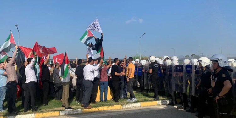 İHH organize etmişti; protestocular, Adana’da İncirlik Hava Üssü’ne girmeye çalıştı