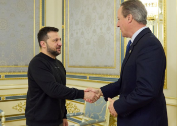 İngiltere Dışişleri Bakanı David Cameron ayağının tozuyla Kiev’de
