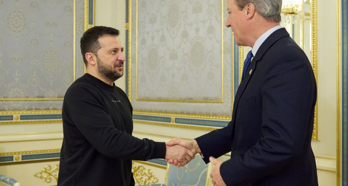 İngiltere Dışişleri Bakanı David Cameron ayağının tozuyla Kiev’de