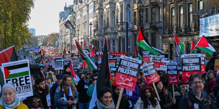 İngiltere'de on binlerce kişi Filistin için 7. kez sokakta
