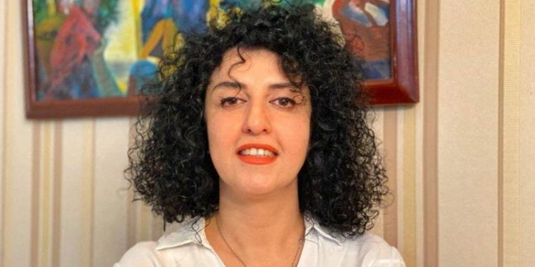 İran’da Nobel ödüllü tutuklu Mohammadi’nin başörtüsünü reddettiği için hastaneye sevkine izin verilmediği açıklandı