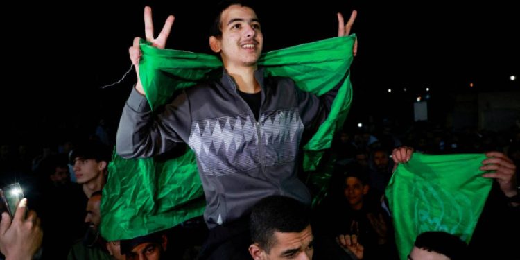 İşgalcilere taş attıkları için İsrail hapishanelerinde çürütülen Filistinli çocuklardan bazısı nihayet serbest