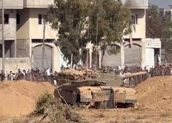 İsrail, Filistinlilerin tank gölgesinde sürgün görüntülerini yayınladı