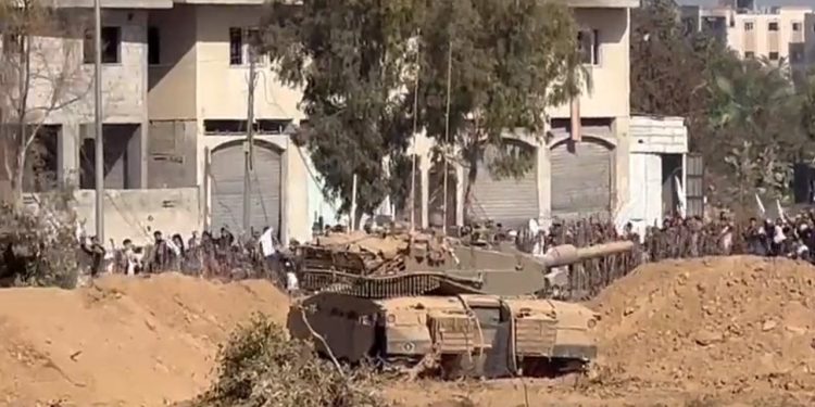 İsrail, Filistinlilerin tank gölgesinde sürgün görüntülerini yayınladı