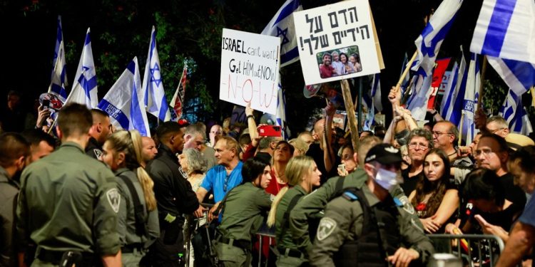 İsrail Netanyahu'ya karşı ayakta: Rehine eylemlerine polis saldırdı