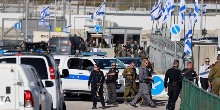 İsrail ordusu, bırakılacak esirleri bekleyen Filistinlilere gaz bombası attı