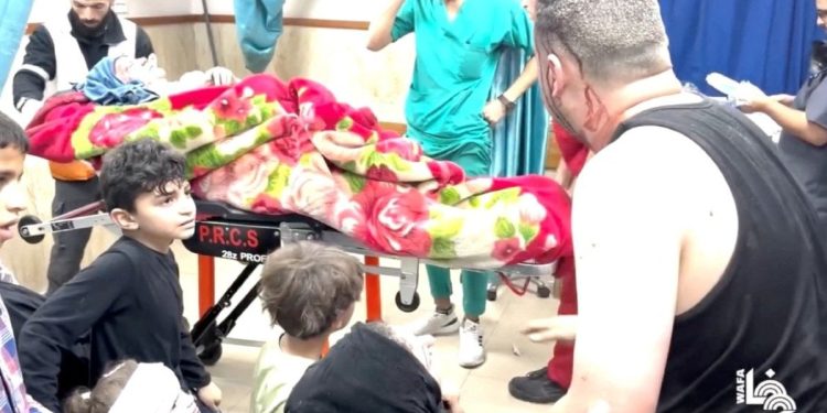 İsrail tanklarının kuşattığı hastanede onlarca insan öldü