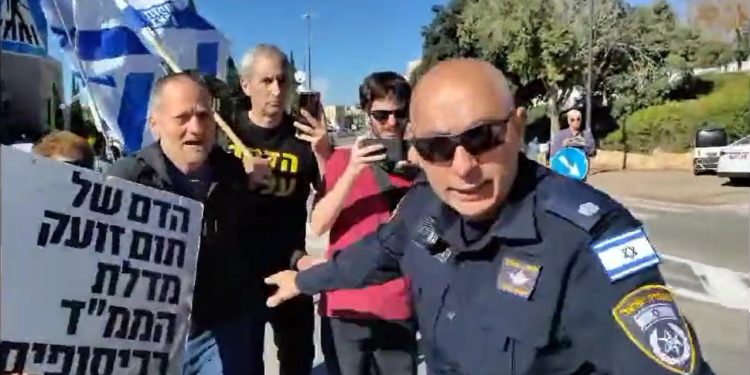 İsrail'de rehine ailelerine polis saldırısı: Kampları dağıtıldı, bir anne gözaltında