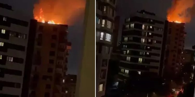 İstanbul’da 14 katlı metruk binanın çatısına yıldırım düştü