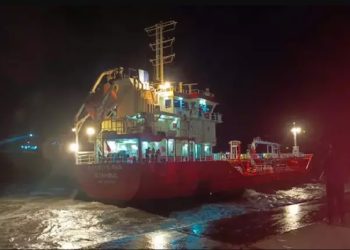 İstanbul’da fırtına: Gemi karaya oturdu, tekne battı, çatılar uçtu