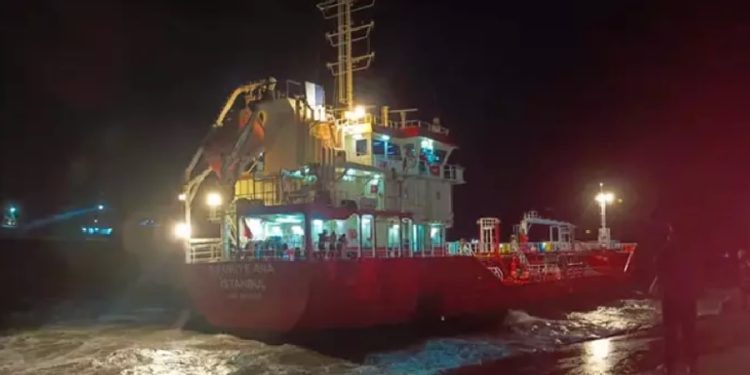 İstanbul’da fırtına: Gemi karaya oturdu, tekne battı, çatılar uçtu