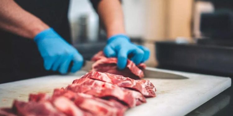 İtalya'da kavga gürültü eşliğinde laboratuvarda yetiştirilen et üretimi, satışı ve ithalatı yasaklandı