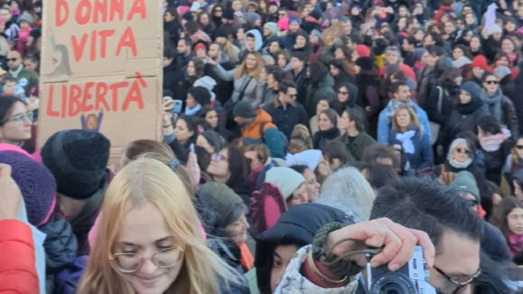 İtalya'da üniversite öğrencisinin öldürülmesinin ardından kadına şiddet protestolarına devasa katılım