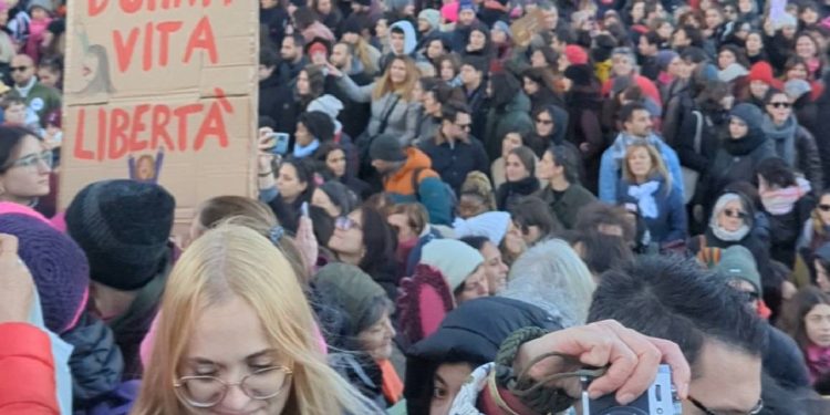 İtalya'da üniversite öğrencisinin öldürülmesinin ardından kadına şiddet protestolarına devasa katılım