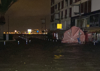 İzmir’de deniz taştı, yollarla birleşti, sirenler çaldı!