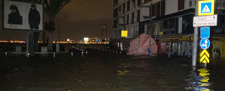 İzmir’de deniz taştı, yollarla birleşti, sirenler çaldı!