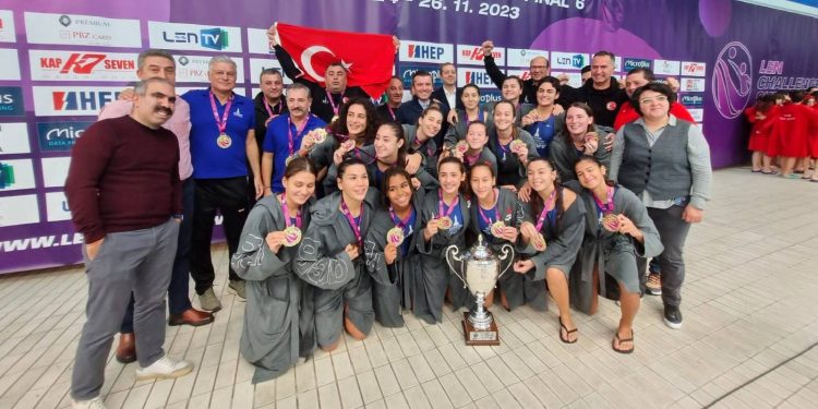 İzmir BB Kadın Sutopu Takımı, şampiyon oldu