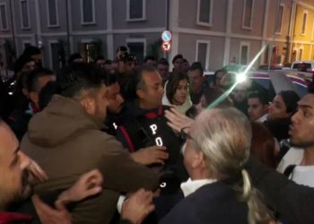 İzmir Barosu önünde LGBTİ+ flamasına 'yasak' müdahalesi