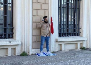 İzmir’de ‘İsrail’ eylemi; tabancayı kafasına dayadı