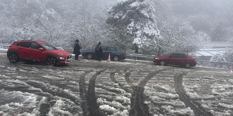 Kar kalınlığı 50 santimi aştı; zincirsiz araçlara izin verilmiyor