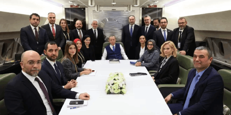 Kendileri getirdi kendileri rahatsız... Erdoğan uçakta gazetecilere konuştu: '50+1 mecburiyeti partileri yanlış yollara sevk ediyor'