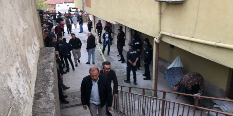 Kızı tarafından öldürülen kadının kocası ve oğlu serbest bırakıldı